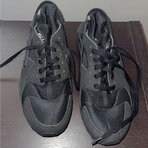 Men’s Huaraches size 8.5 men’s 10 in women’s. very comfortable. black.